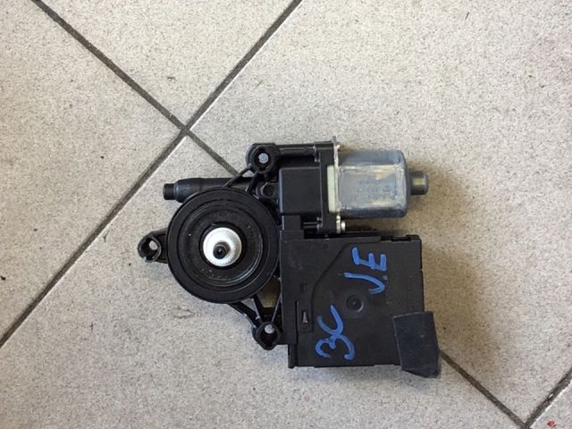 bontott VW GOLF V Jobb első Ablakemelő Motor