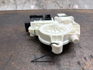 bontott VW GOLF V Jobb első Ablakemelő Motor