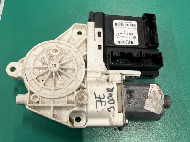 bontott VW GOLF V Jobb első Ablakemelő Motor