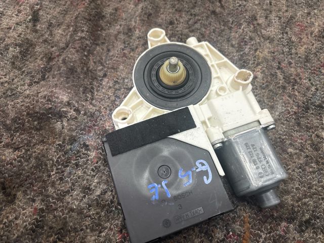 bontott VW GOLF V Jobb első Ablakemelő Motor