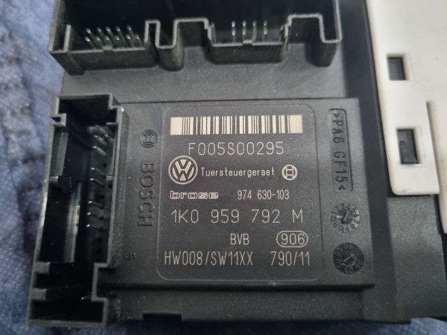 bontott VW GOLF V Jobb első Ablakemelő Motor