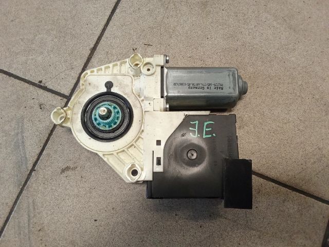 bontott VW GOLF V Jobb első Ablakemelő Motor