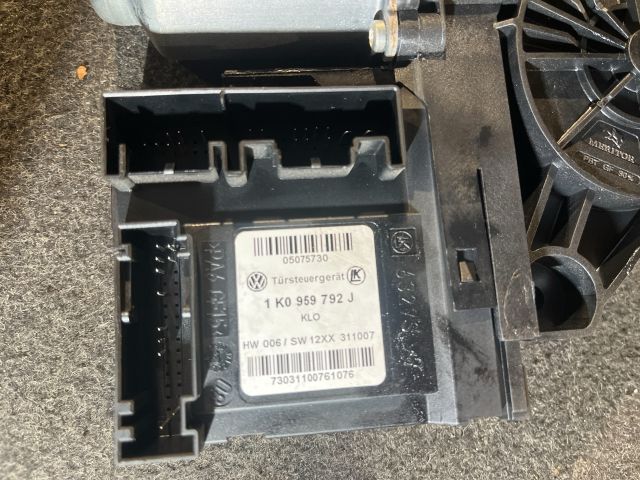 bontott VW GOLF V Jobb első Ablakemelő Motor