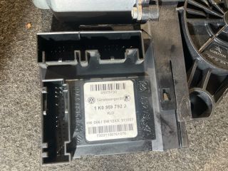 bontott VW GOLF V Jobb első Ablakemelő Motor