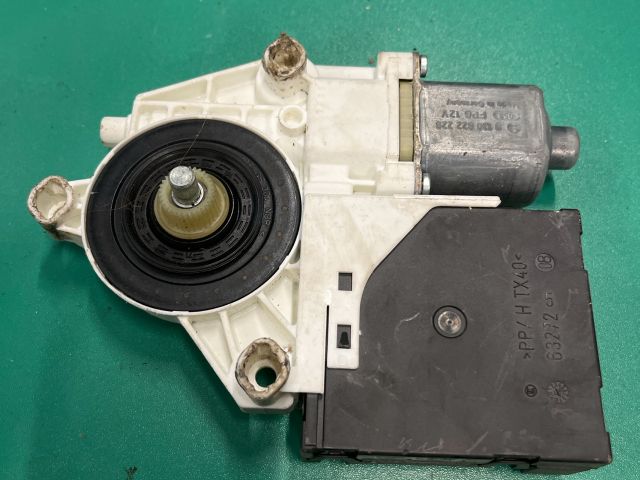 bontott VW GOLF V Jobb első Ablakemelő Motor