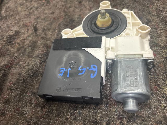 bontott VW GOLF V Jobb első Ablakemelő Motor