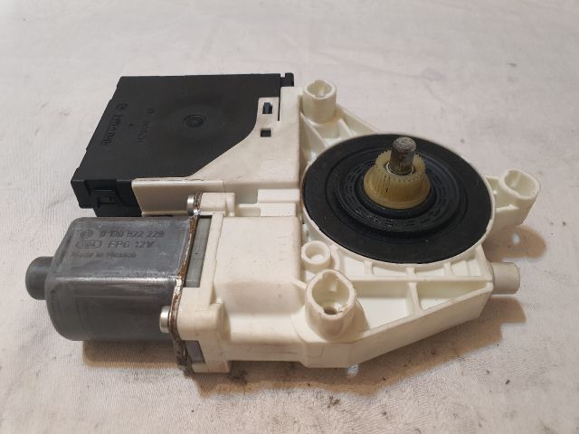 bontott VW GOLF V Jobb első Ablakemelő Motor