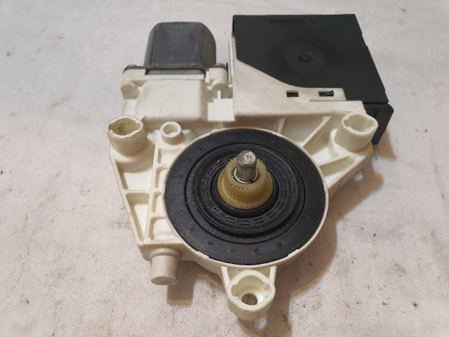 bontott VW GOLF V Jobb első Ablakemelő Motor