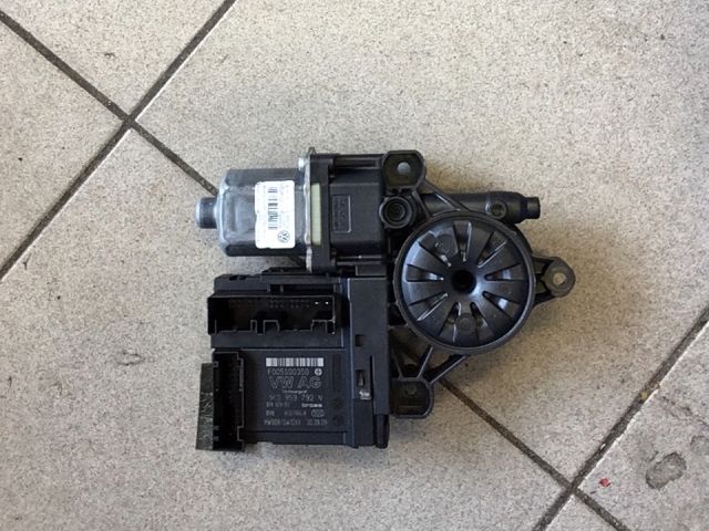 bontott VW GOLF V Jobb első Ablakemelő Motor