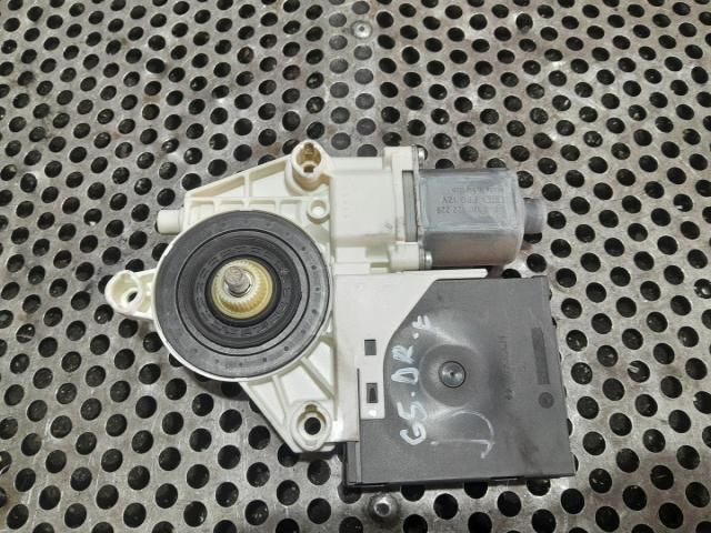 bontott VW GOLF V Jobb első Ablakemelő Motor