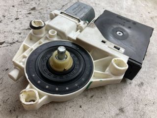 bontott VW GOLF V Jobb első Ablakemelő Motor