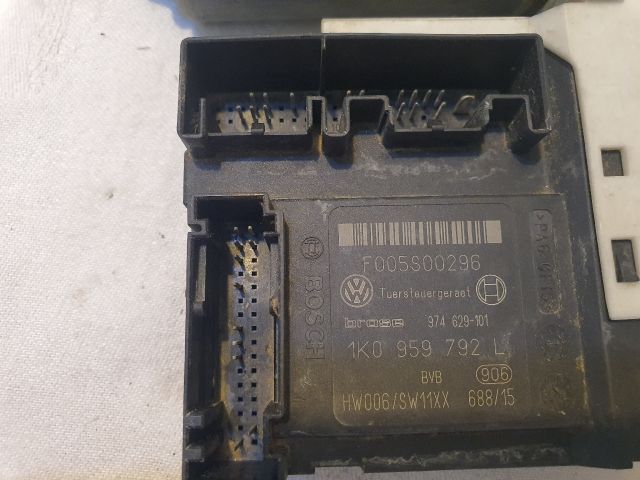 bontott VW GOLF V Jobb első Ablakemelő Motor