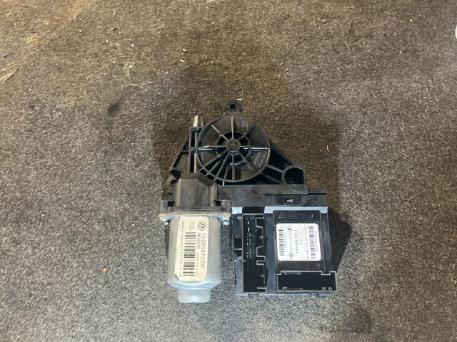 bontott VW GOLF V Jobb első Ablakemelő Motor