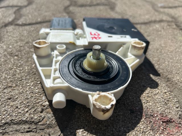 bontott VW GOLF V Jobb első Ablakemelő Motor