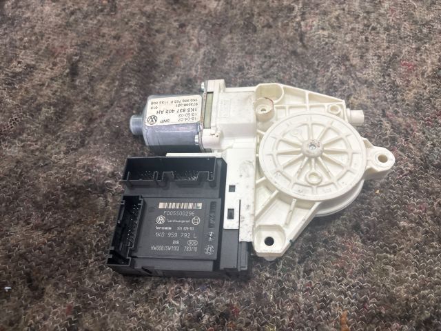 bontott VW GOLF V Jobb első Ablakemelő Motor