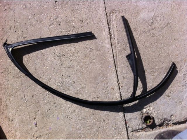 bontott VW GOLF V Jobb első Ablakvezető Gumi