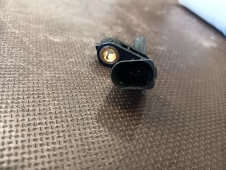 bontott VW GOLF V Jobb első ABS Jeladó