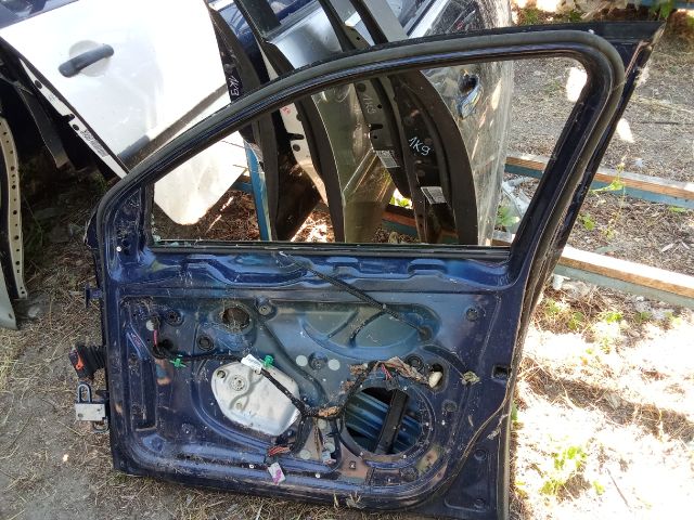 bontott VW GOLF V Jobb első Ajtó (Üres lemez)