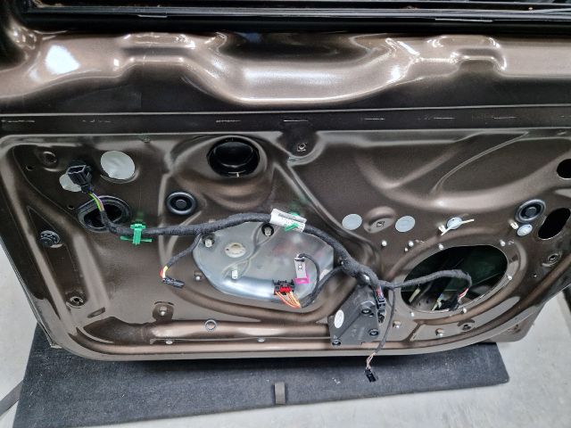 bontott VW GOLF V Jobb első Ajtó (Üres lemez)