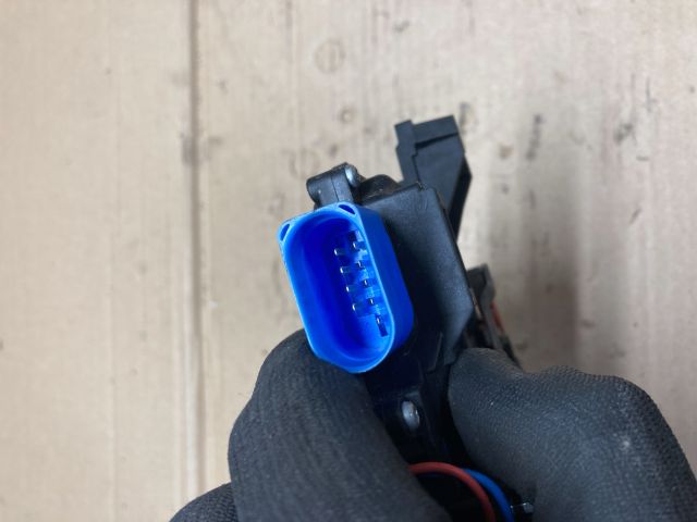 bontott VW GOLF V Jobb első Ajtózár