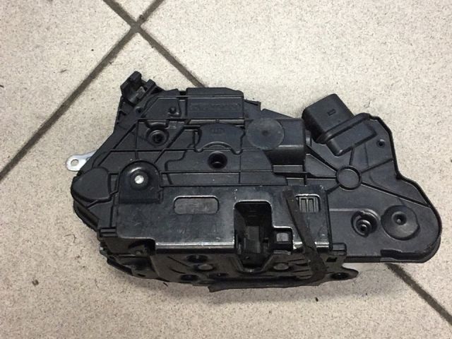 bontott VW GOLF V Jobb első Ajtózár