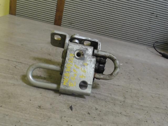 bontott VW GOLF V Jobb első Alsó Zsanér