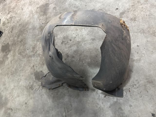 bontott VW GOLF V Jobb első Dobbetét (Kerékjárati, Műanyag)