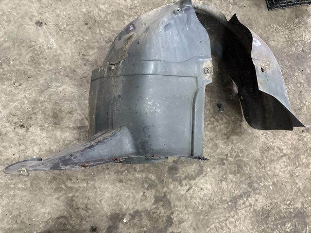 bontott VW GOLF V Jobb első Dobbetét (Kerékjárati, Műanyag)