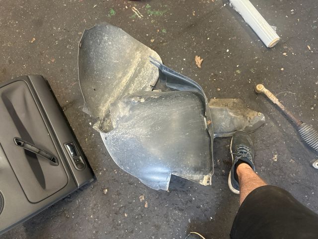 bontott VW GOLF V Jobb első Dobbetét (Kerékjárati, Műanyag)