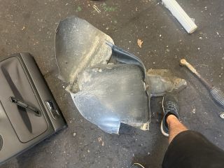 bontott VW GOLF V Jobb első Dobbetét (Kerékjárati, Műanyag)