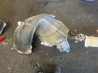 bontott VW GOLF V Jobb első Dobbetét (Kerékjárati, Műanyag)