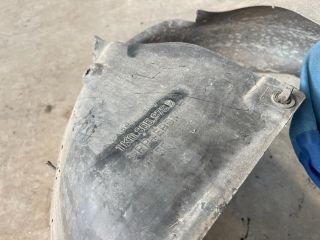 bontott VW GOLF V Jobb első Dobbetét (Kerékjárati, Műanyag)