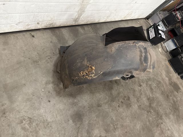 bontott VW GOLF V Jobb első Dobbetét (Kerékjárati, Műanyag)