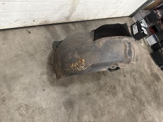 bontott VW GOLF V Jobb első Dobbetét (Kerékjárati, Műanyag)