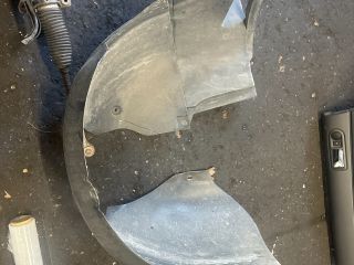 bontott VW GOLF V Jobb első Dobbetét (Kerékjárati, Műanyag)