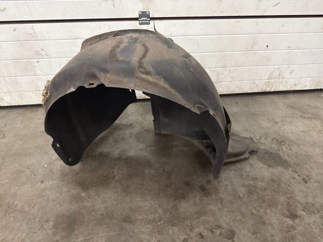 bontott VW GOLF V Jobb első Dobbetét (Kerékjárati, Műanyag)