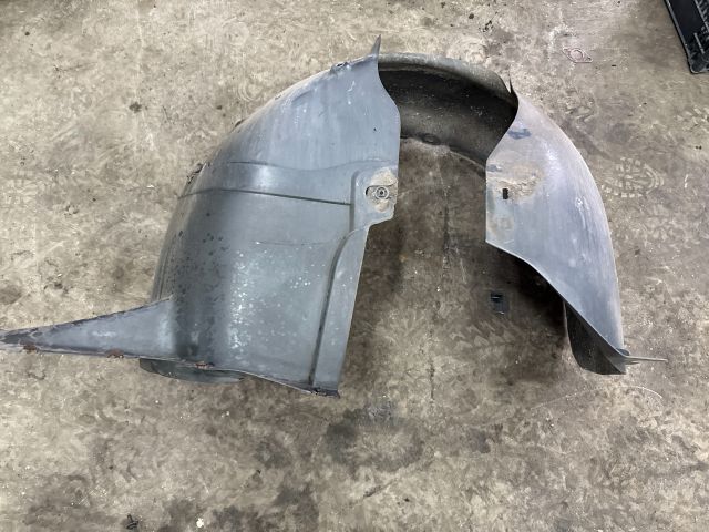 bontott VW GOLF V Jobb első Dobbetét (Kerékjárati, Műanyag)