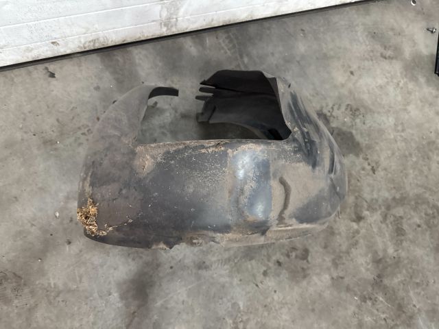 bontott VW GOLF V Jobb első Dobbetét (Kerékjárati, Műanyag)