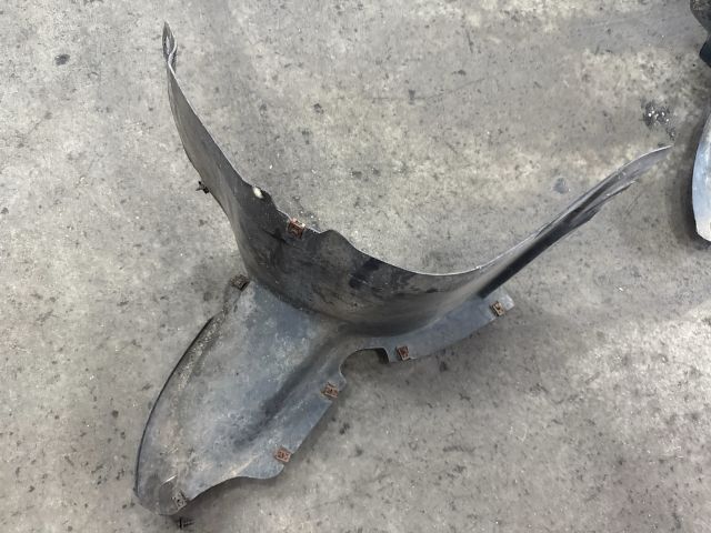 bontott VW GOLF V Jobb első Első Dobbetét (Kerékjárati, Műanyag)