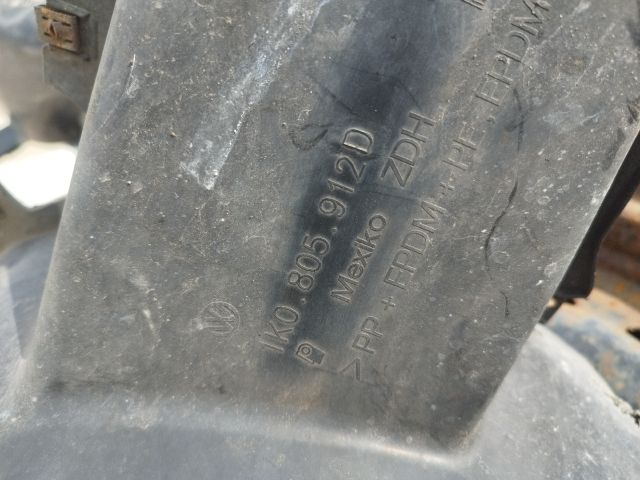 bontott VW GOLF V Jobb első Első Dobbetét (Kerékjárati, Műanyag)