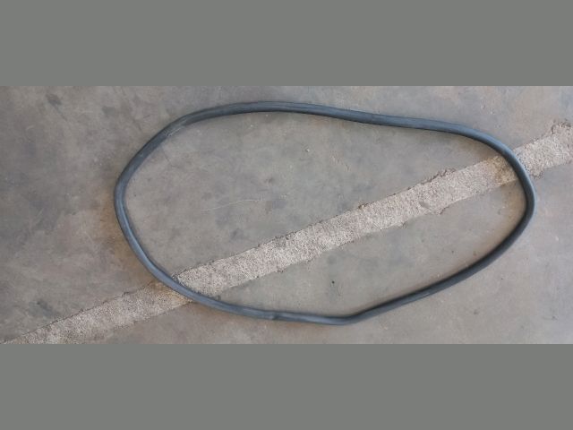 bontott VW GOLF V Jobb első Gumikéder