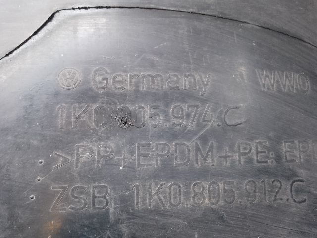 bontott VW GOLF V Jobb első Hátsó Dobbetét (Kerékjárati, Műanyag)