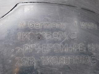 bontott VW GOLF V Jobb első Hátsó Dobbetét (Kerékjárati, Műanyag)