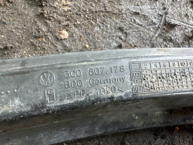 bontott VW GOLF V Jobb első Lökhárító Tartó (Műanyag)