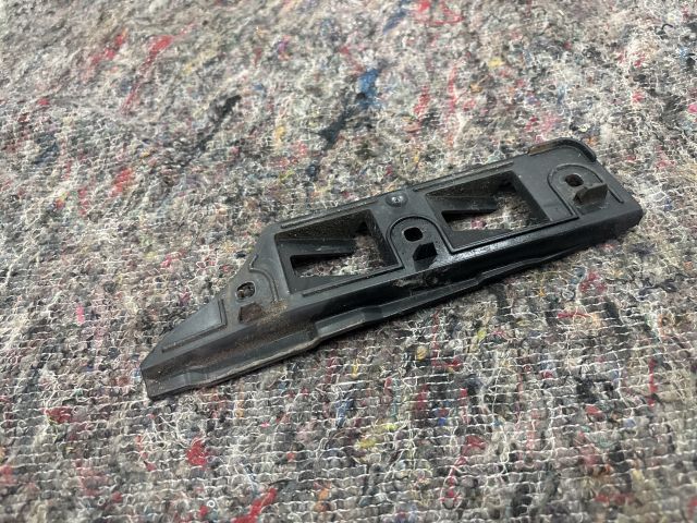 bontott VW GOLF V Jobb első Oldal Lökhárító Tartó (Műanyag)