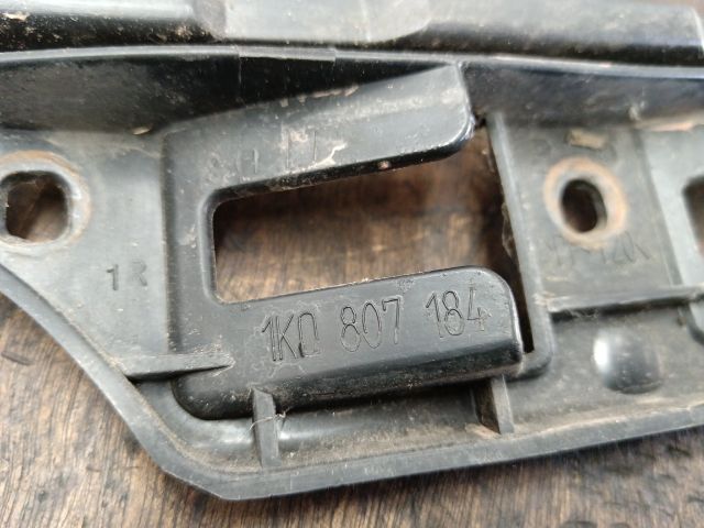 bontott VW GOLF V Jobb első Oldal Lökhárító Tartó (Műanyag)