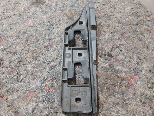 bontott VW GOLF V Jobb első Oldal Lökhárító Tartó (Műanyag)