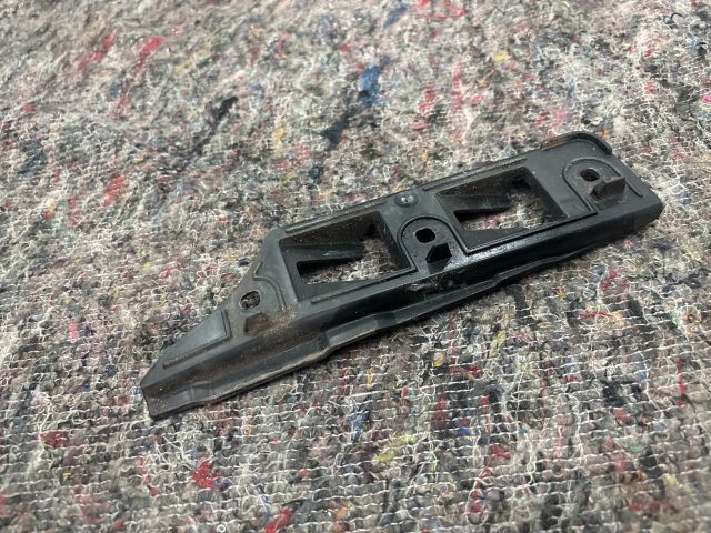 bontott VW GOLF V Jobb első Oldal Lökhárító Tartó (Műanyag)