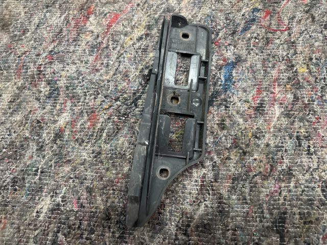 bontott VW GOLF V Jobb első Oldal Lökhárító Tartó (Műanyag)