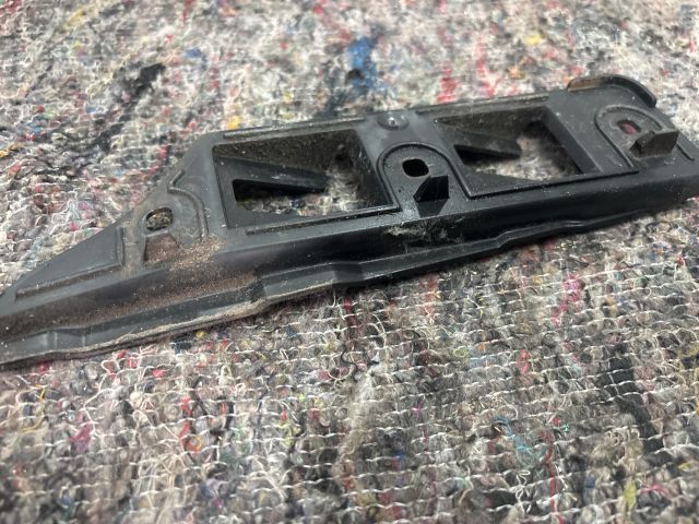 bontott VW GOLF V Jobb első Oldal Lökhárító Tartó (Műanyag)